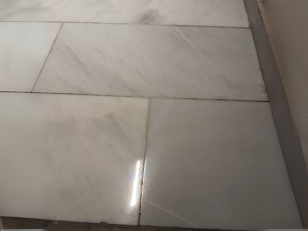 Piso de mármol blanco completamente restaurado y brillante.