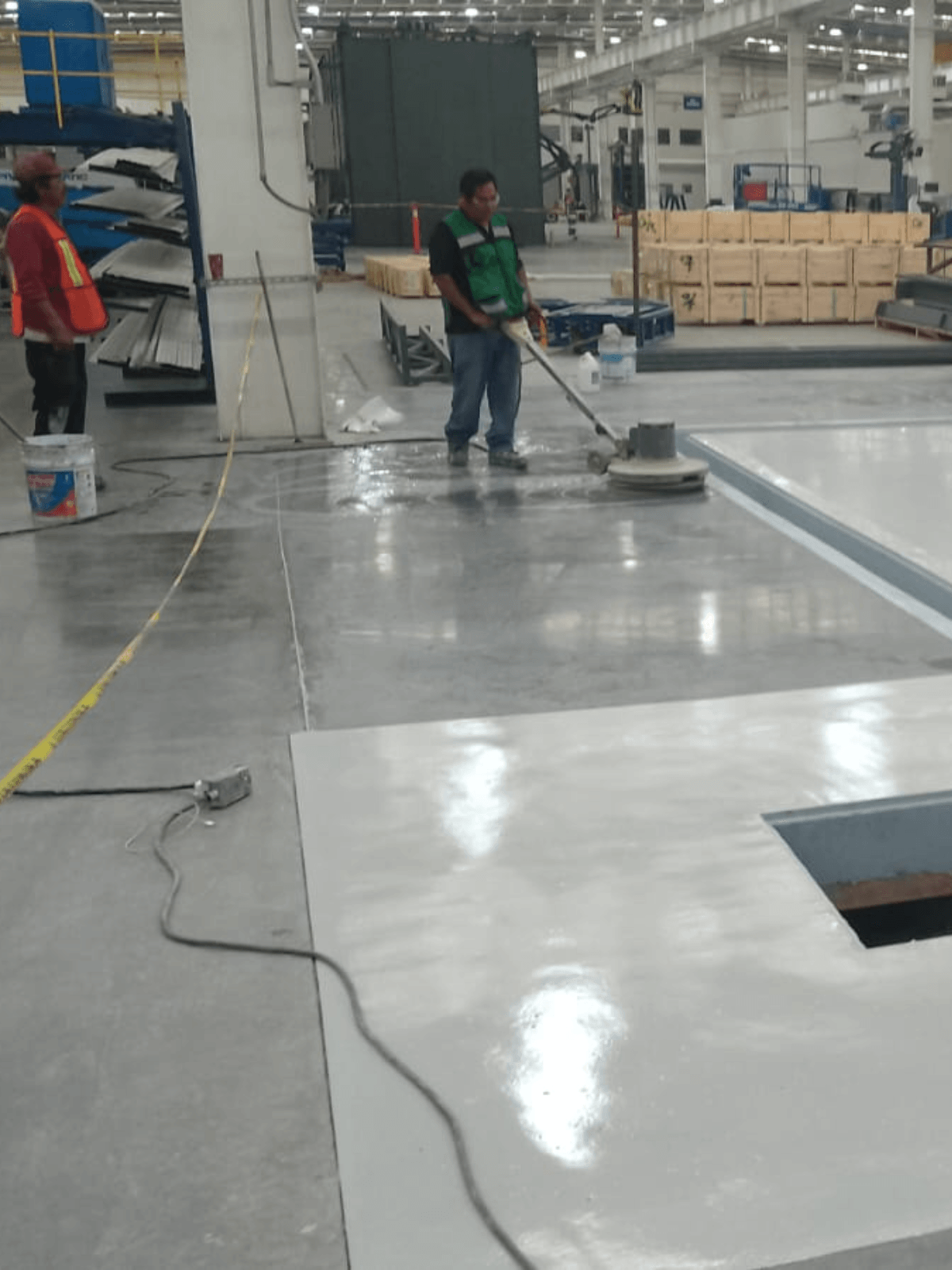 Pulido de concreto en nave industrial - Osfactor